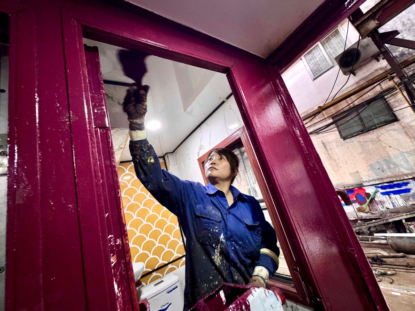 Chuyến tàu đặc biệt chạy xuyên giao thừa Tết Ất Tỵ được trang trí những bức họa màu sắc nổi bật về mùa xuân, ngày Tết cổ truyền của dân tộc. Chuyến tàu đặc biệt chạy xuyên giao thừa Tết Ất Tỵ được trang trí những bức họa màu sắc nổi bật về mùa xuân, ngày Tết cổ truyền của dân tộc.