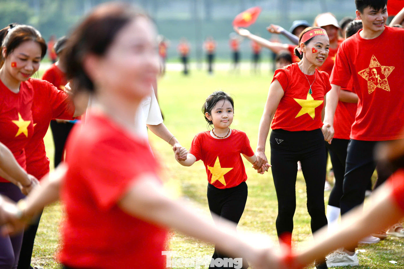 Điểm nhấn của Chương trình Chào mừng Ngày quốc tế yoga năm 2025 tại Công Viên Yên Sở, Hà Nội năm nay là màn Xếp hình Bản Đồ Việt Nam của khoảng 1000 người có mặt trong màu áo cờ đỏ sao vàng, thể hiện tinh thần đoàn kết, tôn vinh bản sắc văn hóa Việt Nam và sự hòa quyện hài hòa giữa Yoga – một di sản văn hóa phi vật thể của thế giới bắt nguồn từ Ấn Độ, với người Việt.