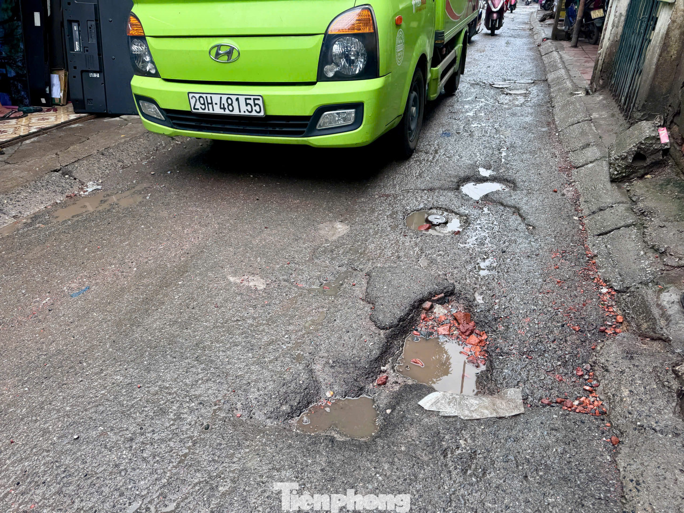 Những ngày mưa, mặt đường trơn trượt, các hố sâu ngập nước, tiềm ẩn nguy hiểm cho người tham gia giao thông. Nhiều vụ ngã xe tại ngõ 381 Nguyễn Khang đã xảy ra. Nhiều người ám ảnh mỗi khi phải đi qua con ngõ này. Những ngày mưa, mặt đường trơn trượt, các hố sâu ngập nước, tiềm ẩn nguy hiểm cho người tham gia giao thông. Nhiều vụ ngã xe tại ngõ 381 Nguyễn Khang đã xảy ra. Nhiều người ám ảnh mỗi khi phải đi qua con ngõ này.