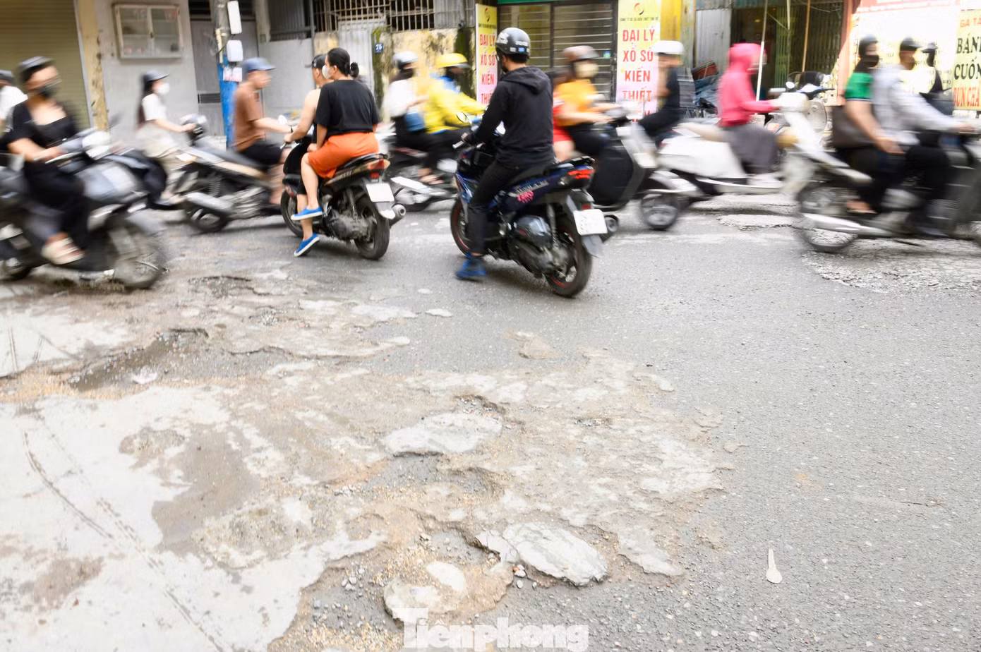 Ông Công Sơn nhà ở phố Hoa Bằng chia sẻ: "Khi biết tin dự án mở rộng ngõ 381 Nguyễn Khang sẽ được khởi động người dân chúng tôi rất vui mừng, ngõ phố sắp tới có diện mạo khang trang, sạch đẹp và quan trọng nhất là hạn chế tình trạng ùn tắc, tuy nhiên đến nay dự án lại tiếp tục đắp chiếu, chưa hẹn ngày thi công trở lại nên chúng tôi rất sốt ruột".