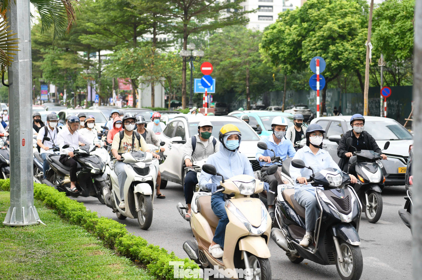 Tuyến phố chỉ khoảng 300 mét có tới 3 cột đèn đỏ, nên bình thường các phương tiện luôn phải nối dài giữa ba cột đèn đỏ liên tiếp chờ đợi để di chuyển.