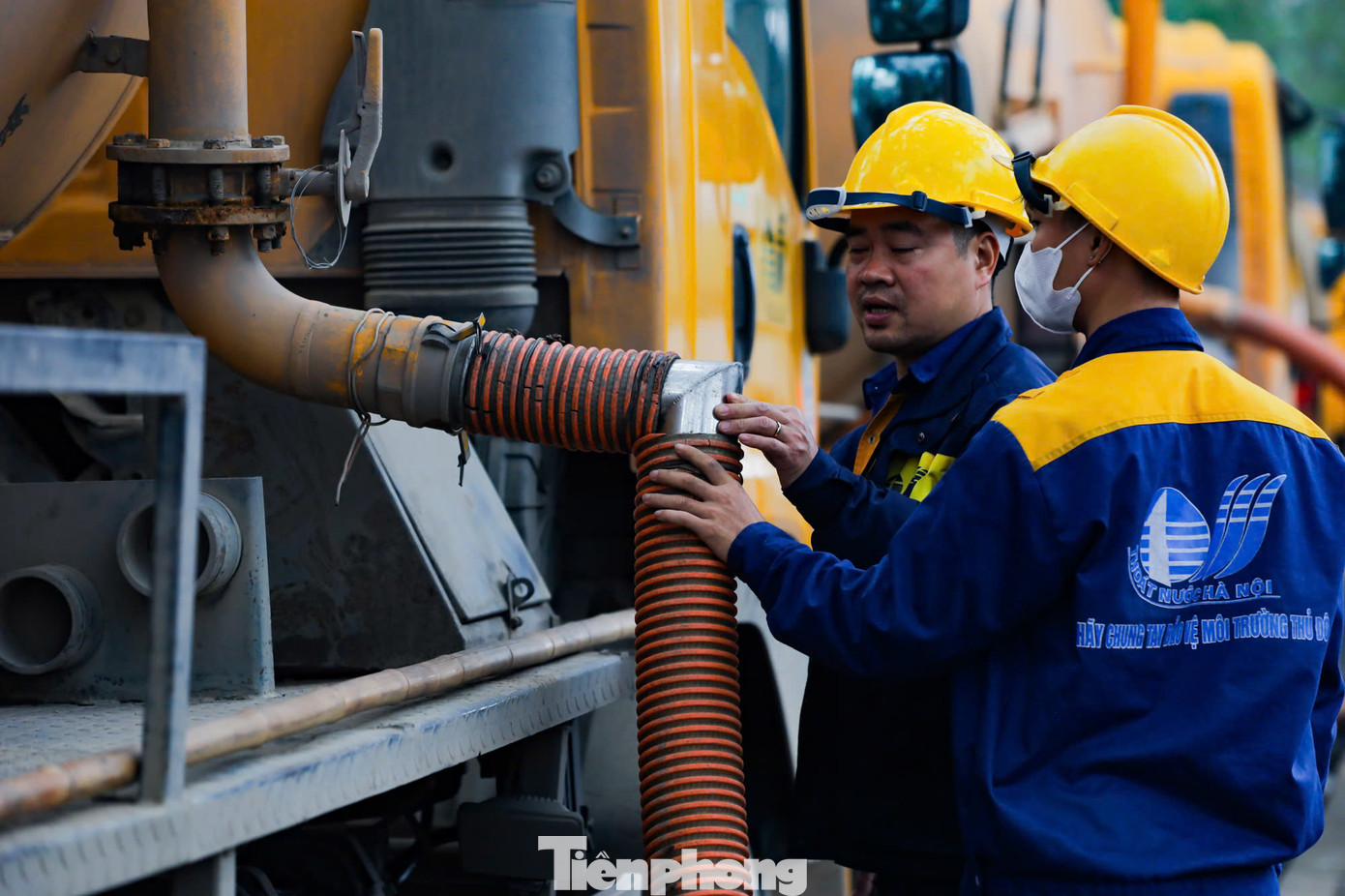 Các đường ống dẫn bùn thải tới bồn chứa được các công nhân luôn túc trực, kiểm tra và điều chỉnh đường ống kịp thời để tránh xảy ra sự cố. Đơn vị cho biết, theo kế hoạch làm việc định kỳ, đơn vị bắt tay triển khai kế hoạch thoát nước mùa mưa, làm thông thoáng dòng chảy các trục thoát nước chính của thành phố.