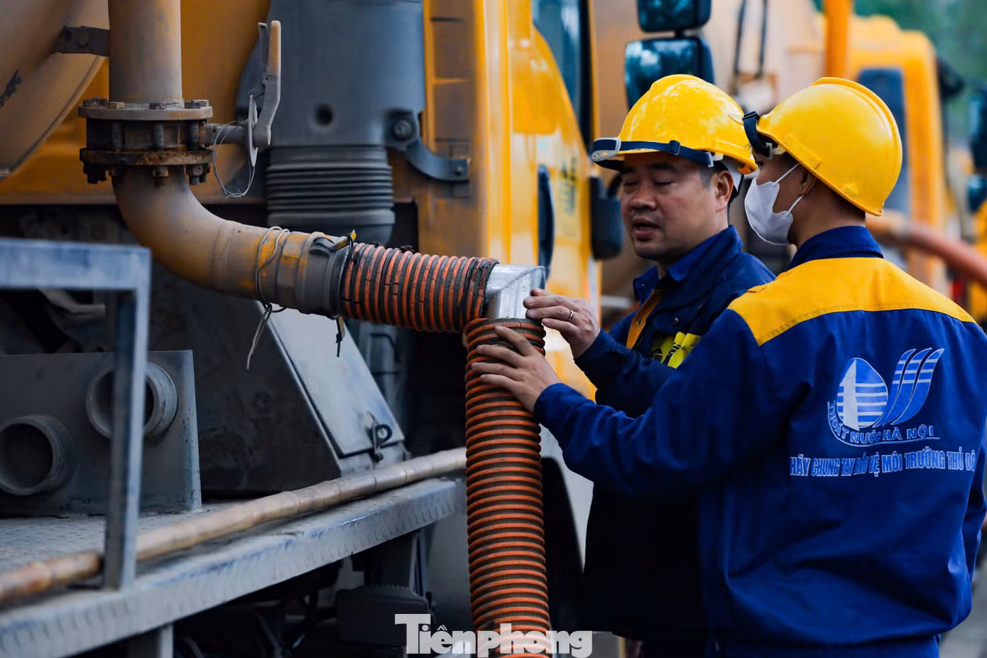 Các đường ống dẫn bùn thải tới bồn chứa được các công nhân luôn túc trực, kiểm tra và điều chỉnh đường ống kịp thời để tránh xảy ra sự cố. Đơn vị cho biết, theo kế hoạch làm việc định kỳ, đơn vị bắt tay triển khai kế hoạch thoát nước mùa mưa, làm thông thoáng dòng chảy các trục thoát nước chính của thành phố.