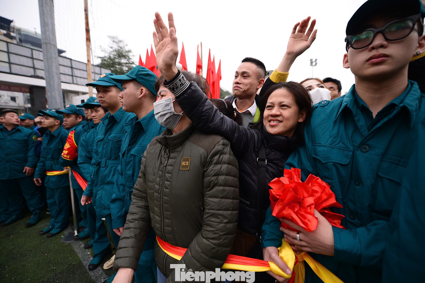 Khoảnh khắc bịn rịn của người thân trước khi chia tay con, em lên đường nhập ngũ.