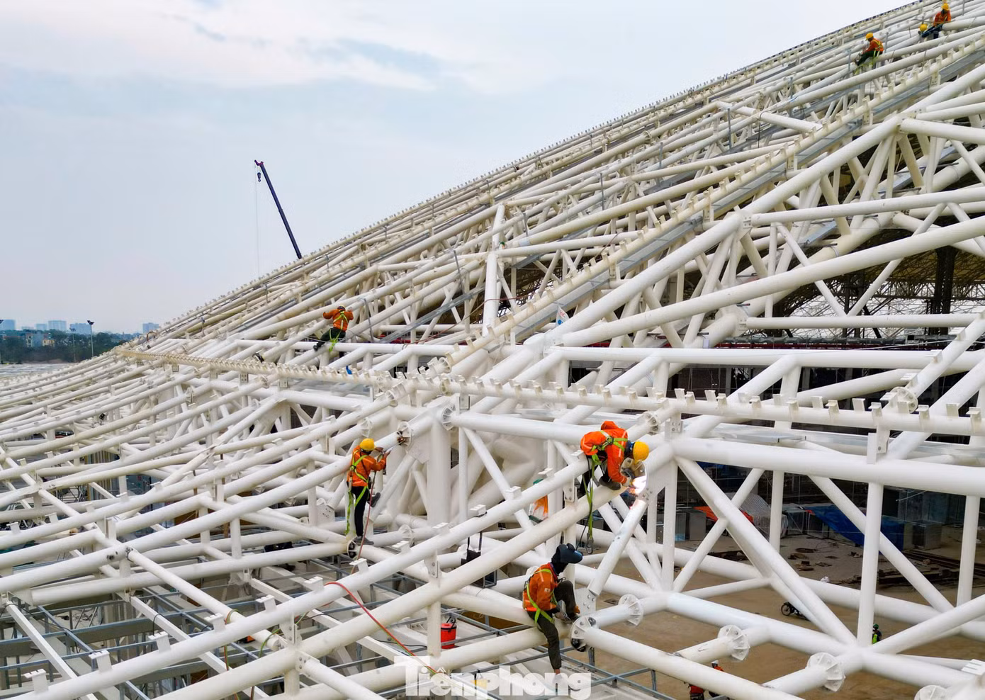 Công trình có sảnh chính hơn 7.000m2, mái vòm cao 56,26m, đường kính ngoài chừng 360m. Thời điểm hiện tại, nhiều hạng mục của dự án đang bước vào giai đoạn hoàn thiện.