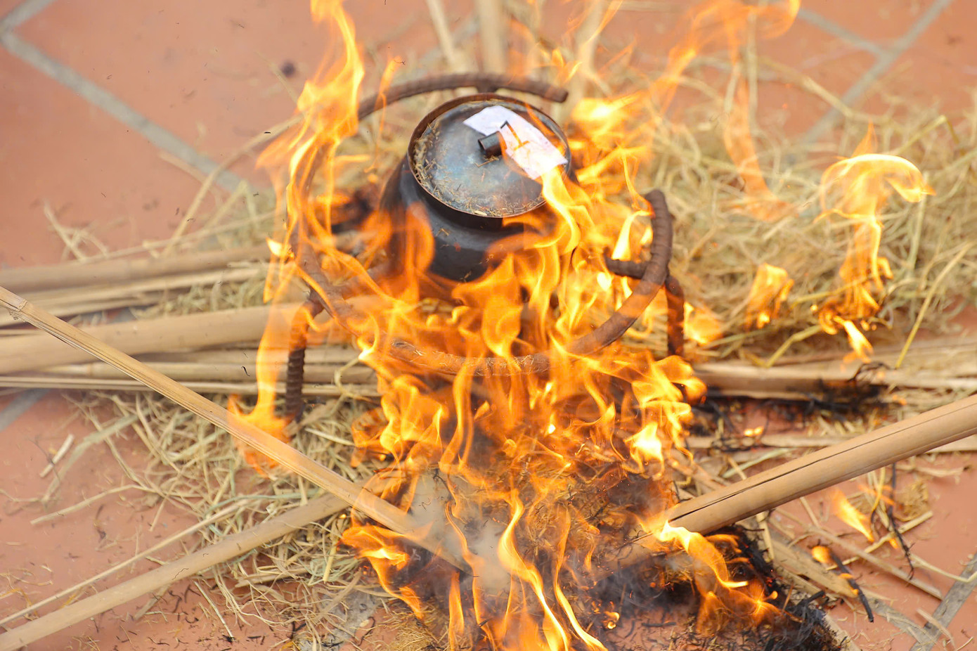 Các thành viên khác thì đun sôi nồi nước trước khi cho gạo vào. Không khí cuộc thi diễn ra rất khẩn trương vì các đội chỉ có khoảng 30 phút từ lúc kéo lửa đến khi cơm chín. Các thành viên khác thì đun sôi nồi nước trước khi cho gạo vào. Không khí cuộc thi diễn ra rất khẩn trương vì các đội chỉ có khoảng 30 phút từ lúc kéo lửa đến khi cơm chín.