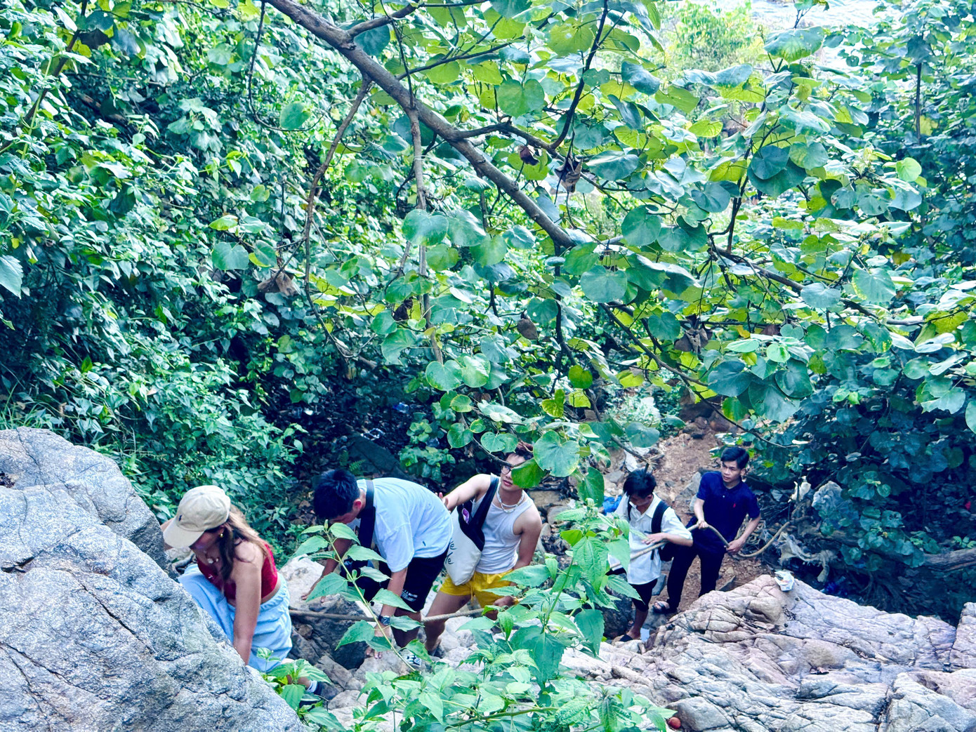 Để đến được Ghềnh Bàng, du khách phải vượt qua đoạn đường mòn xuyên rừng, đầy thử thách nhưng cũng đầy thú vị. Để đến được Ghềnh Bàng, du khách phải vượt qua đoạn đường mòn xuyên rừng, đầy thử thách nhưng cũng đầy thú vị.