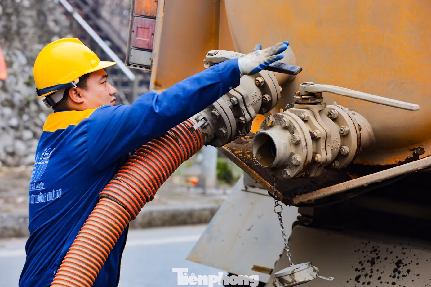 Các đường ống dẫn bùn thải tới bồn chứa được các công nhân luôn túc trực, kiểm tra và điều chỉnh đường ống kịp thời để tránh xảy ra sự cố. Đơn vị cho biết, theo kế hoạch làm việc định kỳ, đơn vị bắt tay triển khai kế hoạch thoát nước mùa mưa, làm thông thoáng dòng chảy các trục thoát nước chính của thành phố.