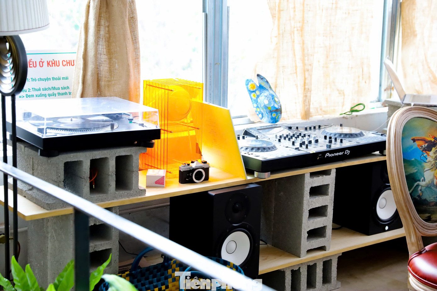 Trà, cà phê được phục vụ miễn phí, ngay tầng 1 là một gian tạp hóa nhỏ với đủ mặt hàng cho khách lựa chọn nếu có nhu cầu dùng thêm, quán hiện thu phí theo giờ với mức giá 20.000 đồng/giờ.