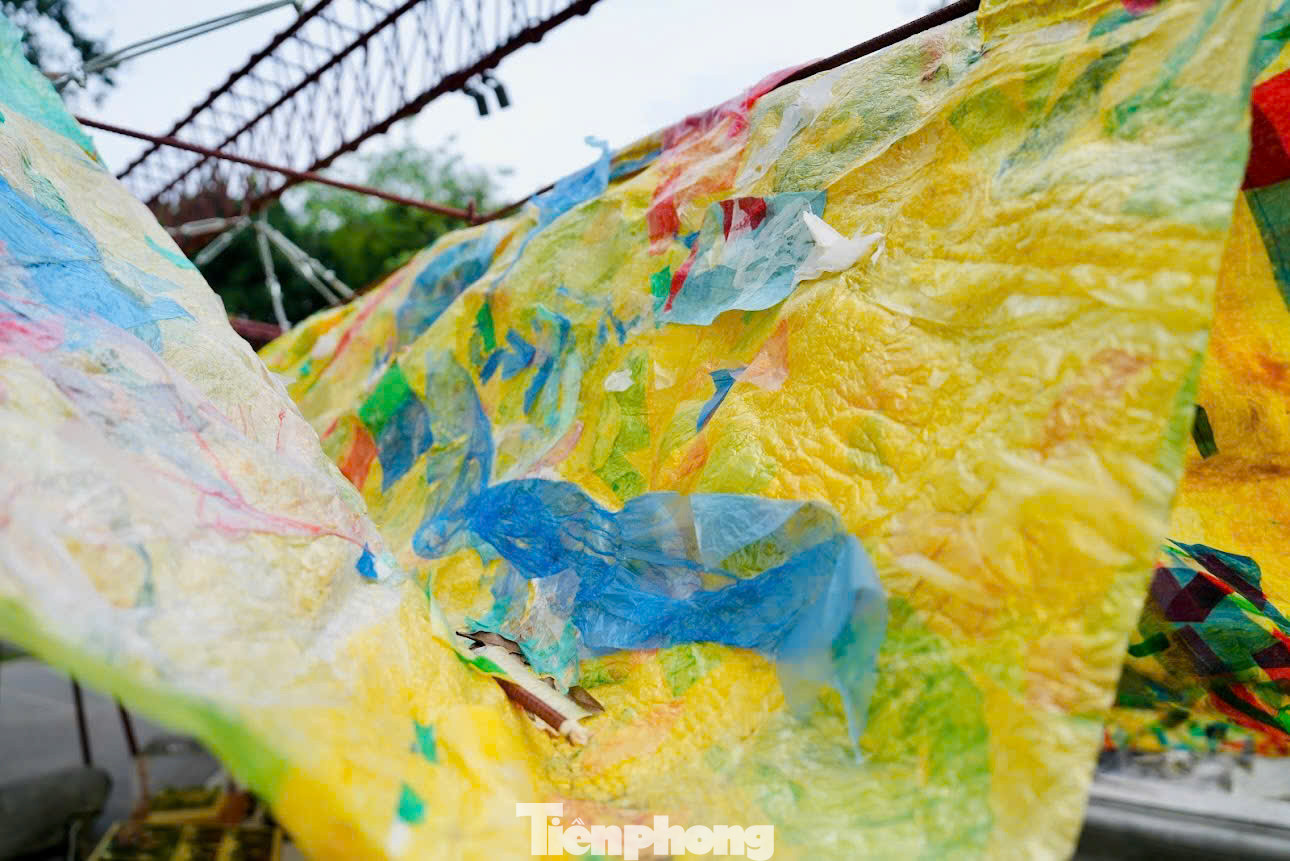 Toàn bộ phần mái vòm trong không gian triển lãm được làm từ vật liệu tái chế, giấy dó thủ công.