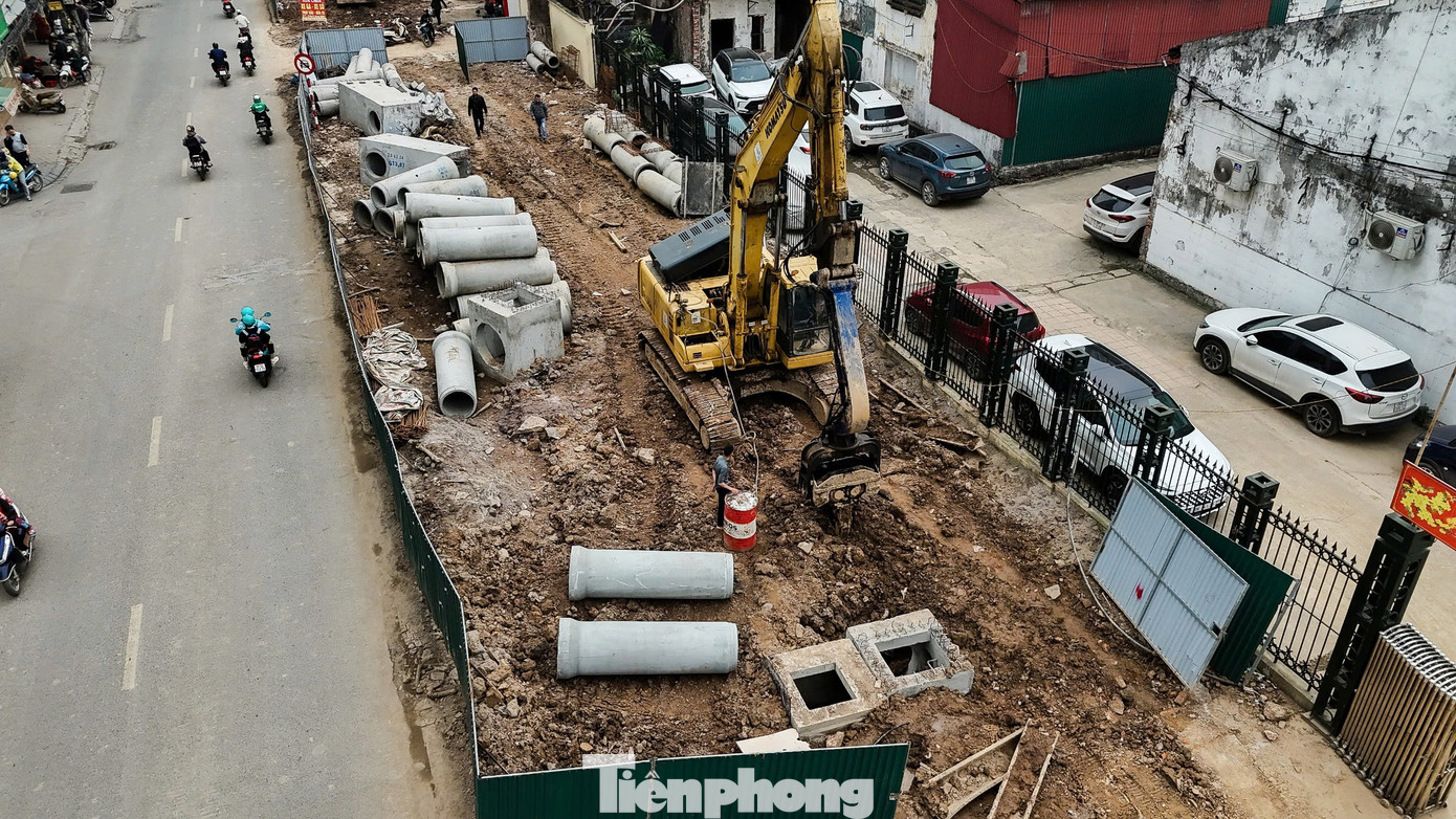 Những khu vực đã giải phóng mặt bằng đang được chỉnh trang và cải tạo để phù hợp với quy hoạch mở rộng tuyến đường. Các nhà thầu đang tập trung thi công hệ thống thoát nước thải tại khu vực trước Viện Sành sứ và Thủy tinh công nghiệp (Bộ Công Thương). Những khu vực đã giải phóng mặt bằng đang được chỉnh trang và cải tạo để phù hợp với quy hoạch mở rộng tuyến đường. Các nhà thầu đang tập trung thi công hệ thống thoát nước thải tại khu vực trước Viện Sành sứ và Thủy tinh công nghiệp (Bộ Công Thương).