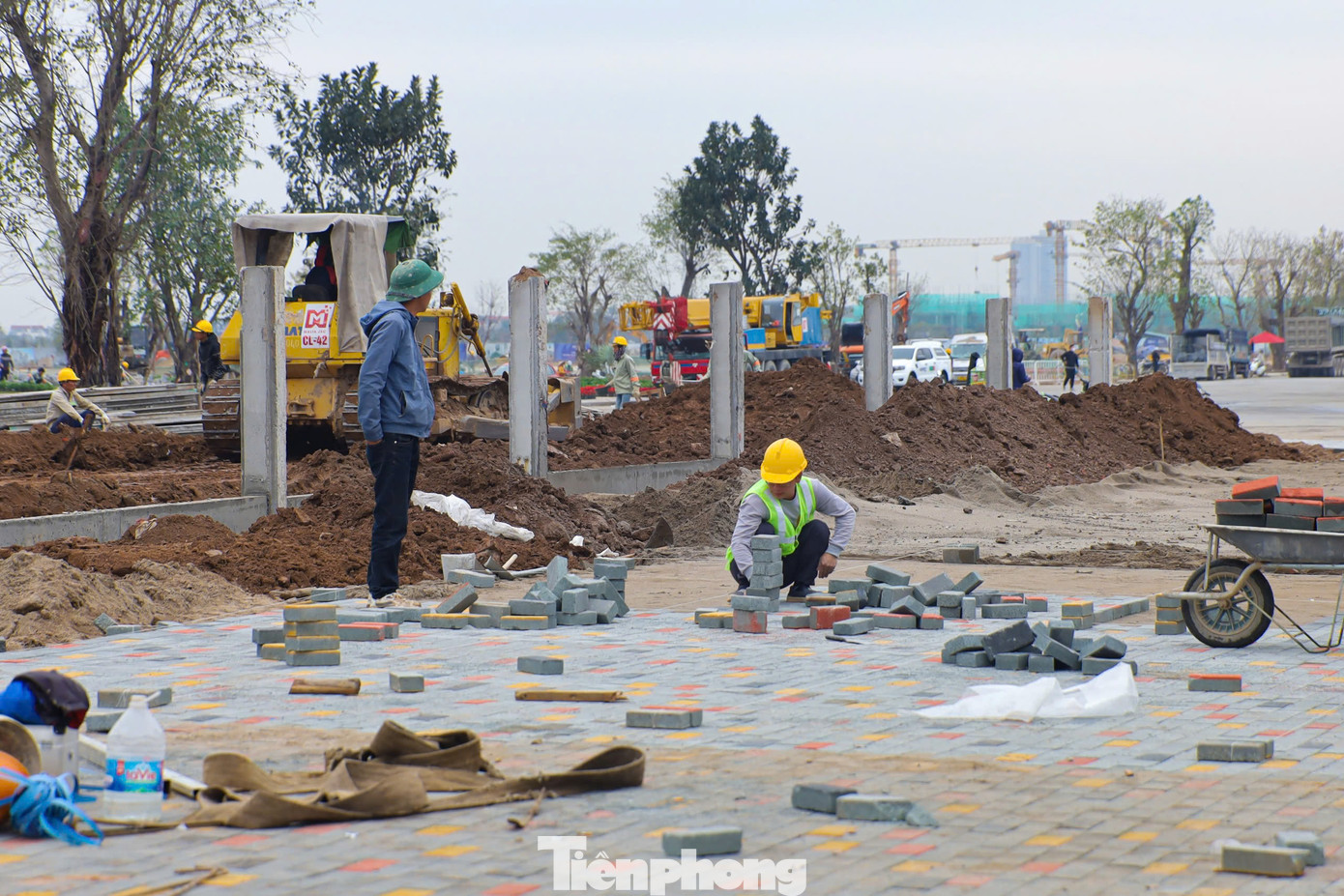 Ngoài tập trung lắp ráp kết cấu khung thép của khối nhà chính, máy móc, nhân lực cũng triển khai thi công phần nền đường, các hạng mục phụ trợ, hàng rào, trồng cây xanh, tiểu cảnh, lát đá vỉa hè và các công trình phụ trợ quanh khu vực... Ngoài tập trung lắp ráp kết cấu khung thép của khối nhà chính, máy móc, nhân lực cũng triển khai thi công phần nền đường, các hạng mục phụ trợ, hàng rào, trồng cây xanh, tiểu cảnh, lát đá vỉa hè và các công trình phụ trợ quanh khu vực...