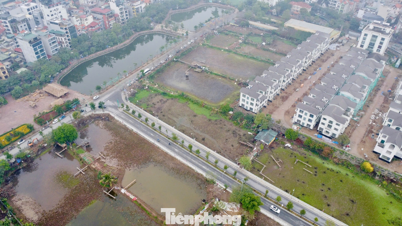 Theo ghi nhận của PV, hồ Sen là hồ nằm gần hồ Tây (tại khu vực Đầm Bảy, phường Nhật Tân), đây là địa điểm chụp ảnh, check-in nổi tiếng bởi hồ được trồng rất nhiều sen vào mùa hè. Theo ghi nhận của PV, hồ Sen là hồ nằm gần hồ Tây (tại khu vực Đầm Bảy, phường Nhật Tân), đây là địa điểm chụp ảnh, check-in nổi tiếng bởi hồ được trồng rất nhiều sen vào mùa hè.