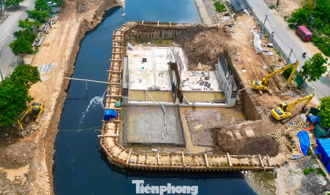 Hiện tại, đập dâng đầu tiên được xây trên sông Tô Lịch đang được khẩn trương hoàn thành kết cấu bê tông ở phần lòng đập và xung quanh. Trong lòng đập dâng, các đơn vị thi công đang huy động máy móc, nhân lực để làm sàn và bê tông bao quanh. Hiện tại, đập dâng đầu tiên được xây trên sông Tô Lịch đang được khẩn trương hoàn thành kết cấu bê tông ở phần lòng đập và xung quanh. Trong lòng đập dâng, các đơn vị thi công đang huy động máy móc, nhân lực để làm sàn và bê tông bao quanh.