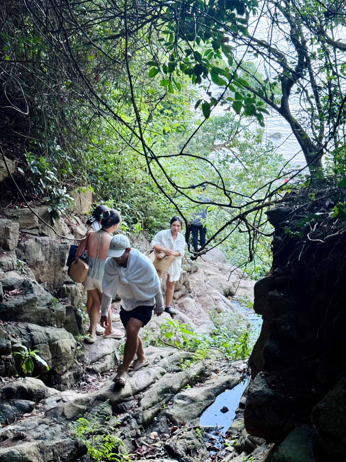 Để đến được Ghềnh Bàng, du khách phải vượt qua đoạn đường mòn xuyên rừng, đầy thử thách nhưng cũng đầy thú vị. Để đến được Ghềnh Bàng, du khách phải vượt qua đoạn đường mòn xuyên rừng, đầy thử thách nhưng cũng đầy thú vị.
