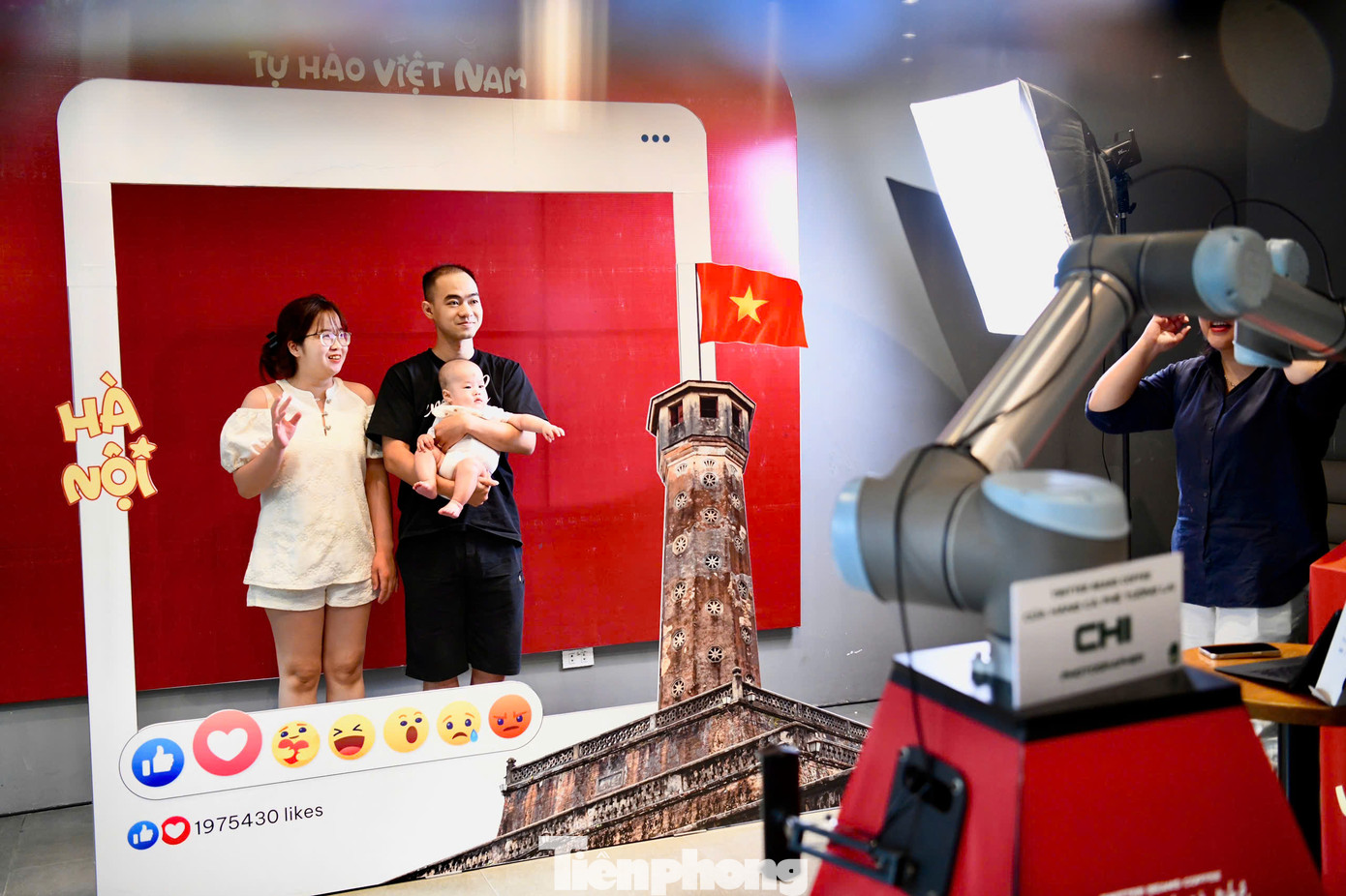 Robot cuối cùng đảm nhiệm vai trò chụp ảnh, ghi lại khoảnh khắc hoàn hảo như một nhiếp ảnh gia chuyên nghiệp.