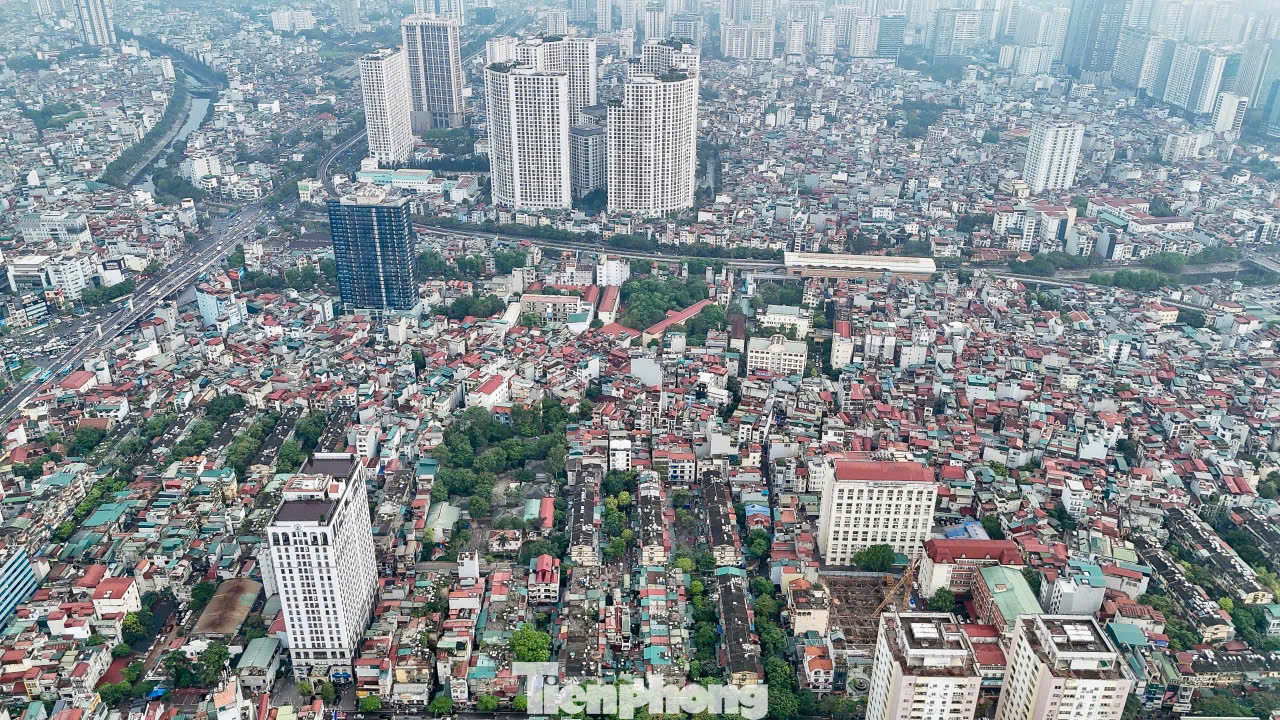 Giữa lòng Hà Nội hiện đại với những tòa nhà cao tầng hiện đại, những khu chung cư cũ kỹ vẫn lặng lẽ tồn tại như dấu ấn thời gian.