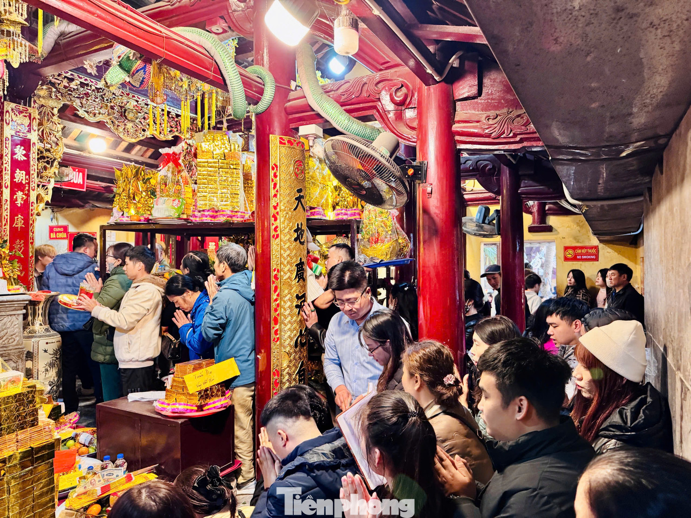 Người dân chen nhau vào chính điện của đền để thắp hương, cầu khấn. Khu vực trước Cung Chúa kẹt cứng người, nhiều người phải đứng từ bên ngoài vái vọng.