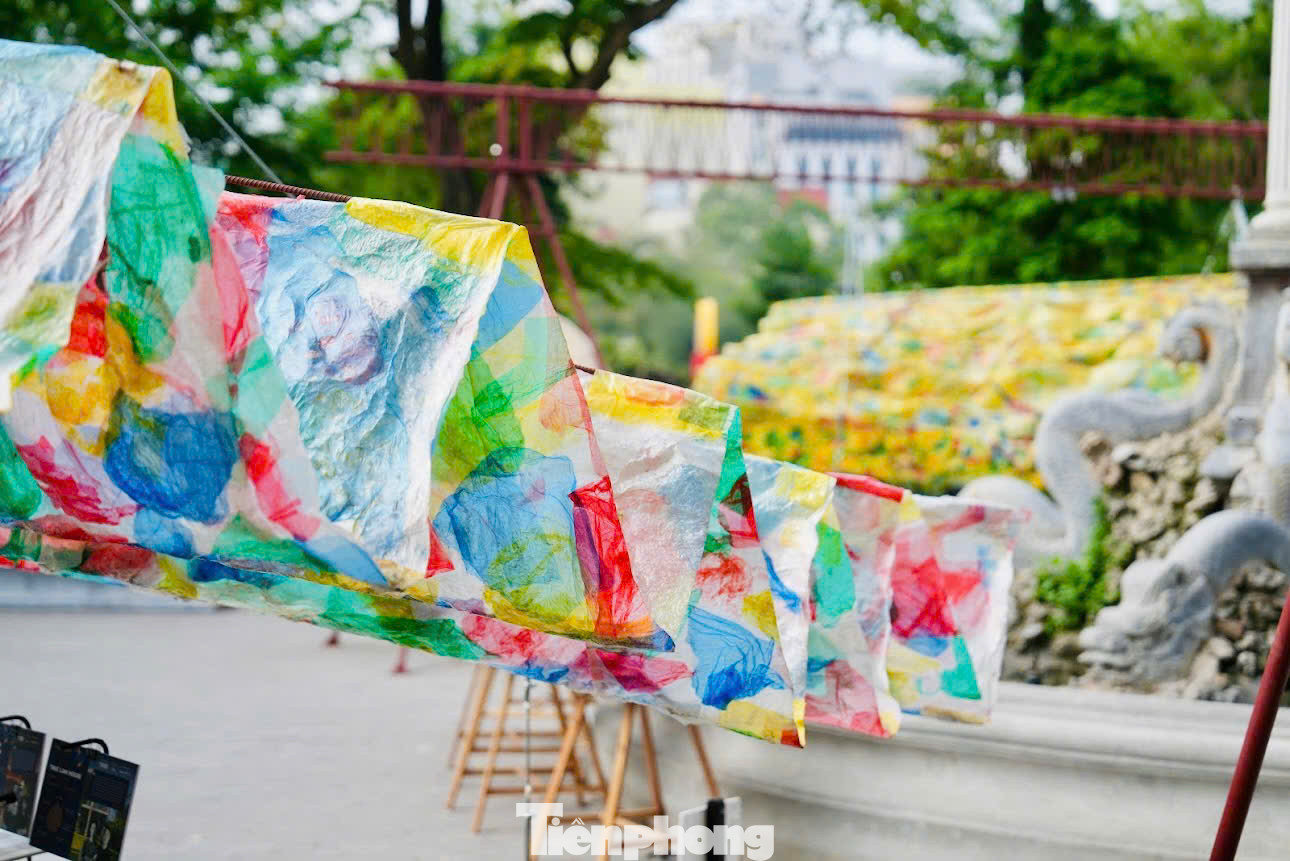 Việc sử dụng vật liệu bản địa, thô mộc không chỉ tôn vinh giá trị văn hóa mà còn tạo ra sự kết nối hài hòa giữa con người và không gian sống.