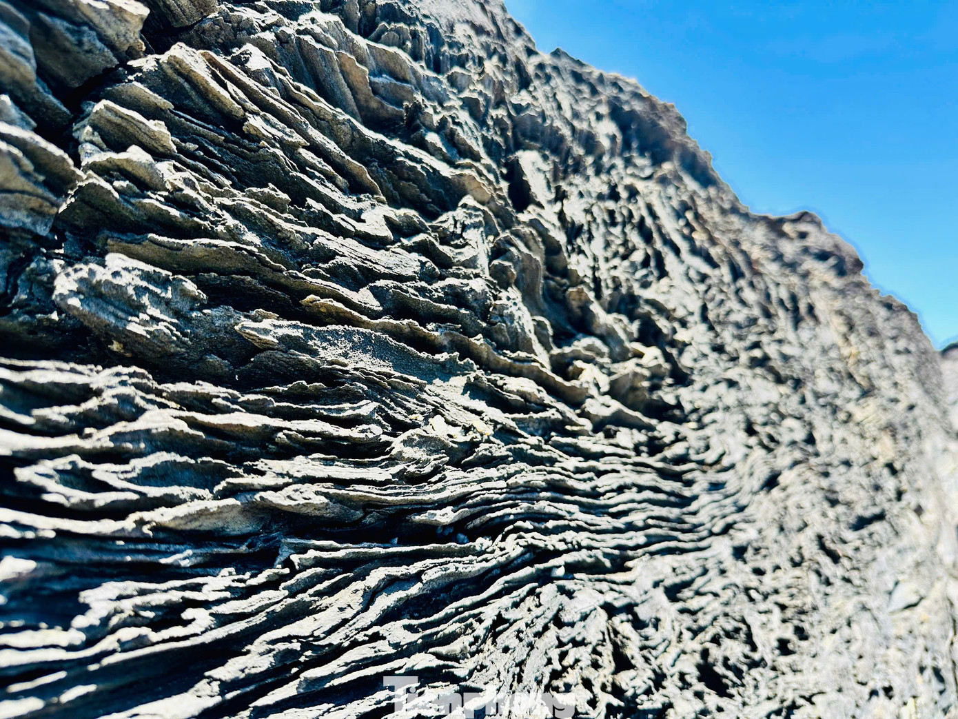 Đá ở Bàn Than có màu đen như đá ở đảo Lý Sơn, Quảng Ngãi, nhưng không phải là đá núi lửa mà là đá gốc hơn 400 triệu năm tuổi, được đẩy nhô lên khỏi mặt biển qua các đợt kiến tạo địa chất.