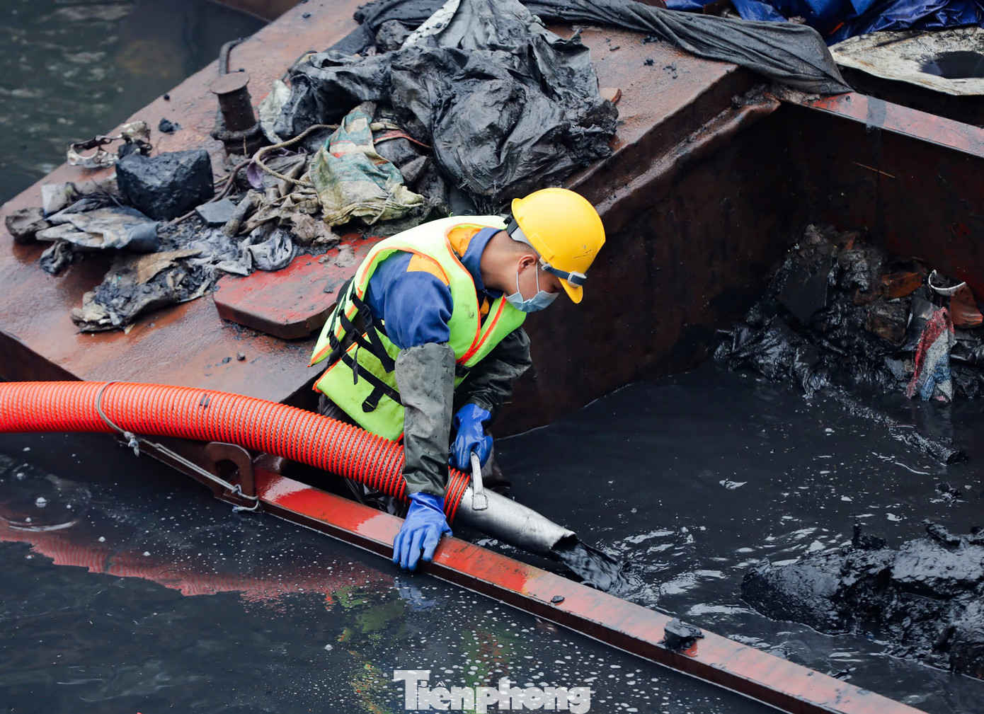 Xí nghiệp Thi công cơ giới xây lắp là đơn vị chủ lực của Công ty, có nhiệm vụ nạo vét hệ thống các ống cống, các sông, hồ... nội đô, trong đó có sông Tô Lịch. Ngay từ sáng sớm, các công nhân điều khiển xe cẩu nạo vét bùn thải trên sông Tô Lịch