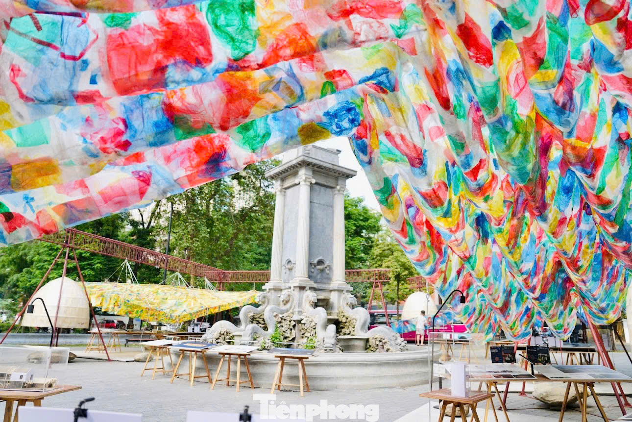 Việc sử dụng vật liệu bản địa, thô mộc không chỉ tôn vinh giá trị văn hóa mà còn tạo ra sự kết nối hài hòa giữa con người và không gian sống.