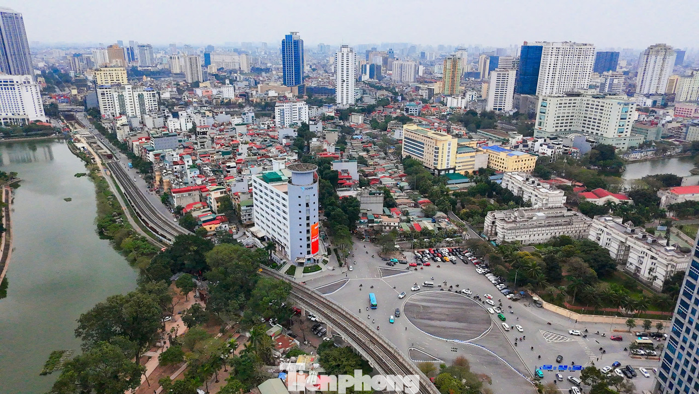 Tại quận Đống Đa và Ba Đình, dự án xây dựng đường Vành đai 1 Hoàng Cầu - Voi Phục đang rục rịch triển khai khi một số công trình trên tuyến đang được đơn vị thi công tháo dỡ, bàn giao mặt bằng cho dự án.