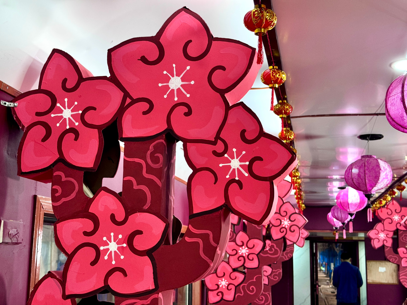 "Sẽ có hai toa cộng đồng, toa chạy từ ga Hà Nội sẽ được tô điểm bởi sắc hồng của hoa đào - loài hoa đặc trưng dịp Tết đến xuân về của miền Bắc. Ở chiều ngược lại, toa tàu khởi hành từ phương Nam sẽ ngập trong sắc vàng hoa mai. Đây cũng chính là 2 hình tượng xuyên suốt, được cách điệu hóa trong từng không gian sáng tạo", họa sĩ Trương Trọng Quyền chia sẻ. "Sẽ có hai toa cộng đồng, toa chạy từ ga Hà Nội sẽ được tô điểm bởi sắc hồng của hoa đào - loài hoa đặc trưng dịp Tết đến xuân về của miền Bắc. Ở chiều ngược lại, toa tàu khởi hành từ phương Nam sẽ ngập trong sắc vàng hoa mai. Đây cũng chính là 2 hình tượng xuyên suốt, được cách điệu hóa trong từng không gian sáng tạo", họa sĩ Trương Trọng Quyền chia sẻ.