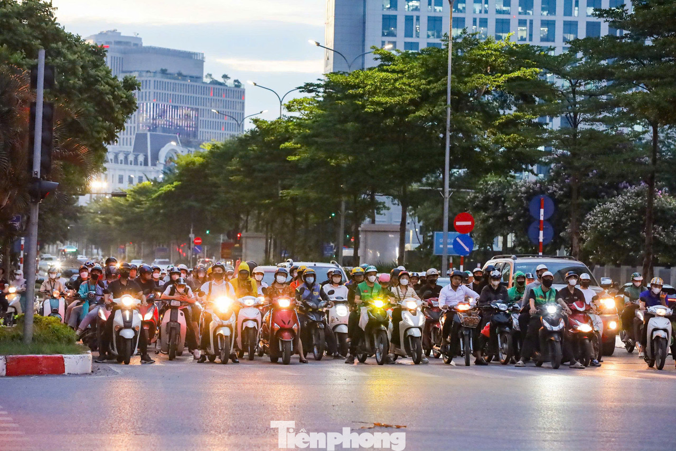 Lượng xe máy, ô tô ken đặc kéo dài tới vòng xuyến Tôn Thất Thuyết trong giờ tan tầm hàng ngày.