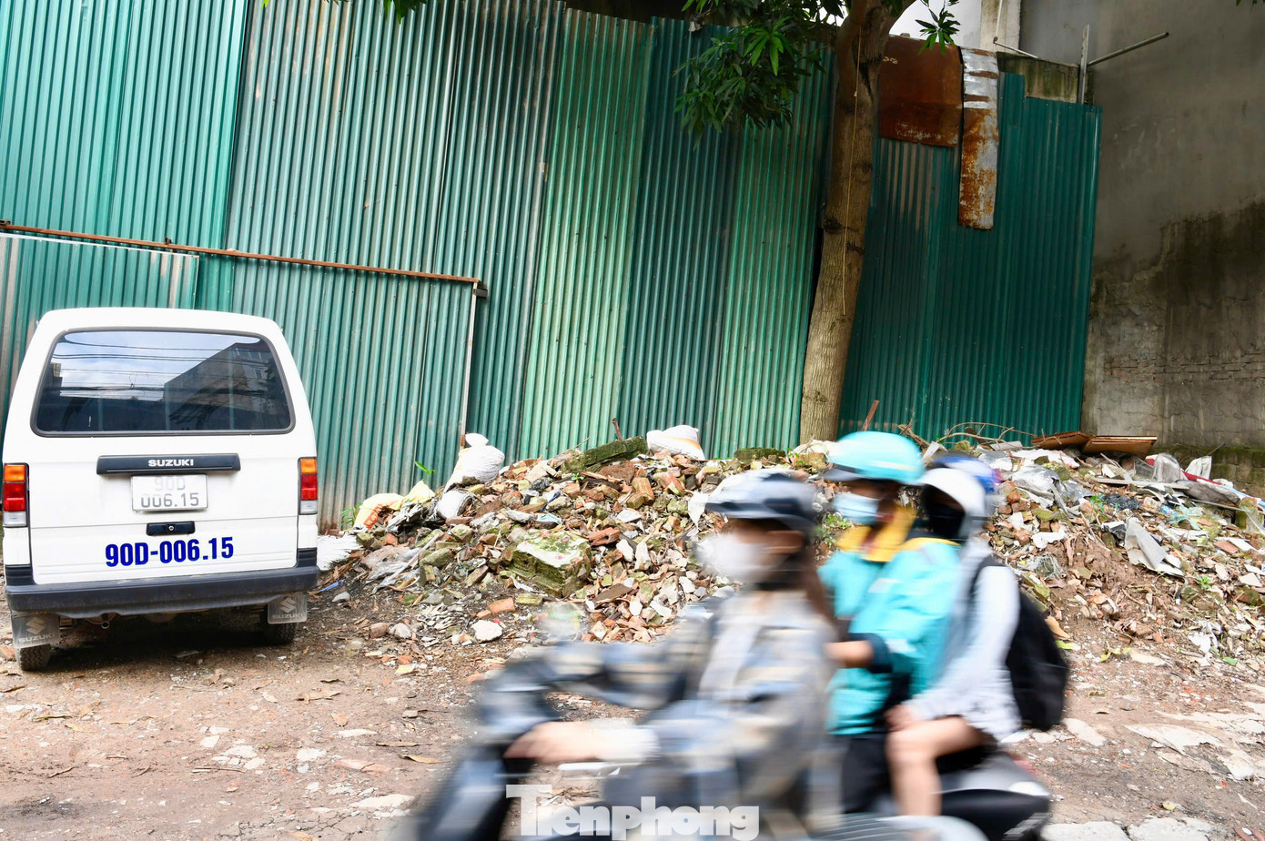 Con ngõ rộng khoảng 5m, thậm chí 50m đoạn đầu đường Nguyễn Khang chỉ rộng khoảng 2,5m, nhưng hàng ngày có rất nhiều xe cộ từ các trục đường Xuân Thủy - Dịch Vọng - Cầu Giấy qua con ngõ này để ra đường Láng và ngược lại, khiến con ngõ này thường xuyên rơi vào tình trạng quá tải. Con ngõ rộng khoảng 5m, thậm chí 50m đoạn đầu đường Nguyễn Khang chỉ rộng khoảng 2,5m, nhưng hàng ngày có rất nhiều xe cộ từ các trục đường Xuân Thủy - Dịch Vọng - Cầu Giấy qua con ngõ này để ra đường Láng và ngược lại, khiến con ngõ này thường xuyên rơi vào tình trạng quá tải.