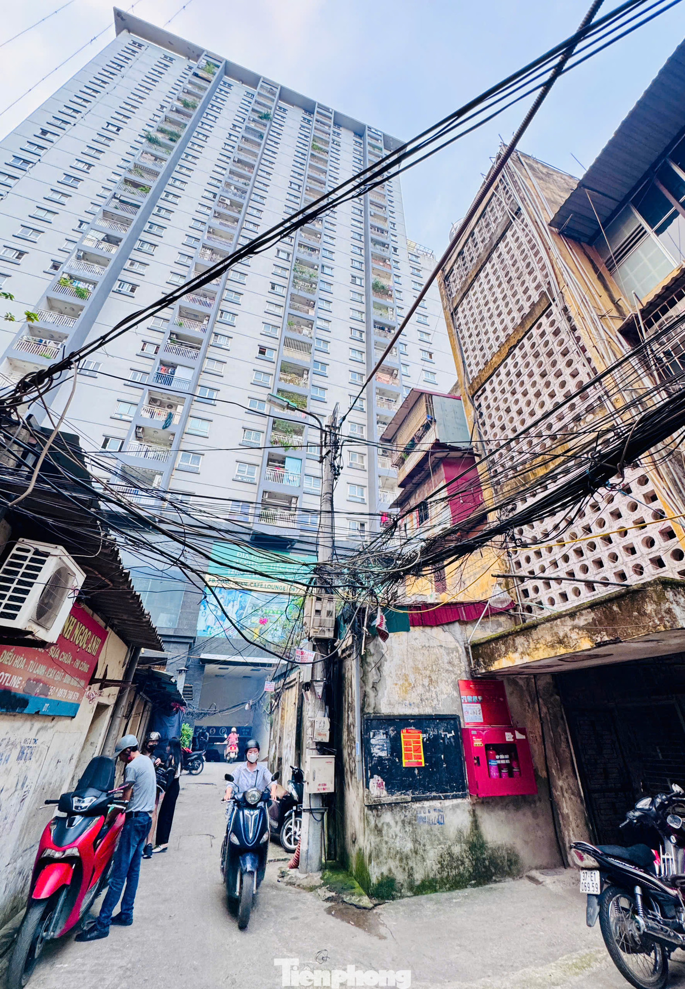 Giữa lòng Thủ đô, có không ít những tòa nhà chung cư cao cấp mọc lên bên cạnh các khu tập thể cũ kỹ đã tồn tại hàng chục năm qua.