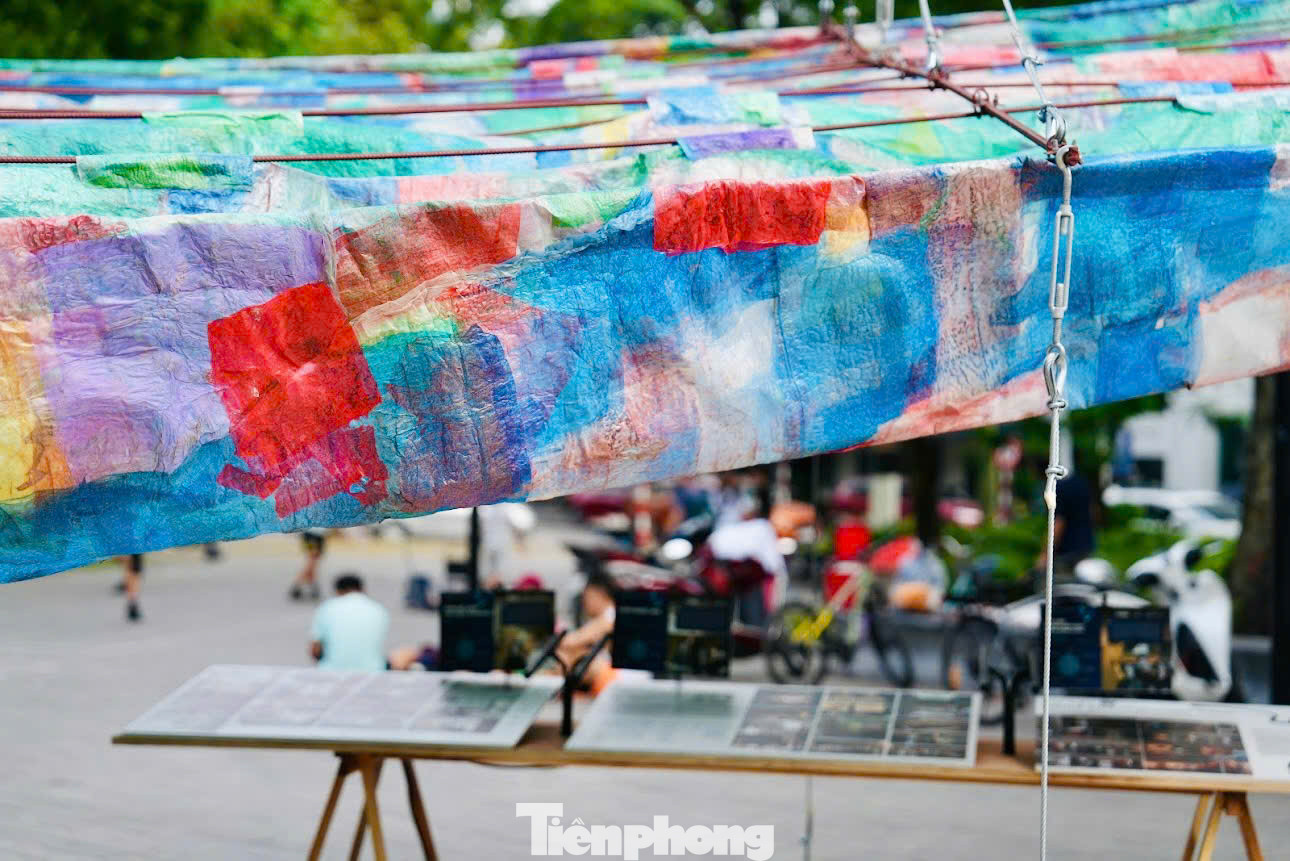 Kiến trúc sư Vương Đạo Hoàng, Trưởng Ban tổ chức chia sẻ về thông điệp của triển lãm: “Những vật liệu từng bị loại bỏ, khi được tái sinh, không còn là rác thải mà trở thành chất liệu cho sự suy ngẫm. Những người làm kiến trúc cần đối diện với hậu quả của lối sống tiêu thụ và chủ động tìm kiếm những hướng đi bền vững hơn cho môi trường sống".