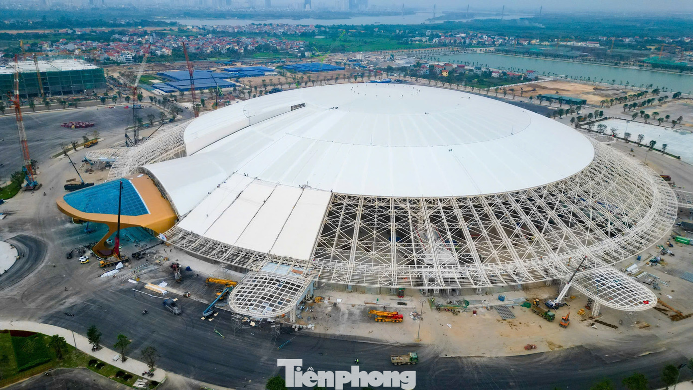 Trung tâm Hội chợ Triển lãm Quốc gia khởi công ngày 30/8/2024, sau hơn 8 tháng xây dựng, dự án đã đạt được nhiều cột mốc quan trọng. Nổi bật nhất là khu triển lãm trong nhà với biểu tượng “Thần Kim Quy”.