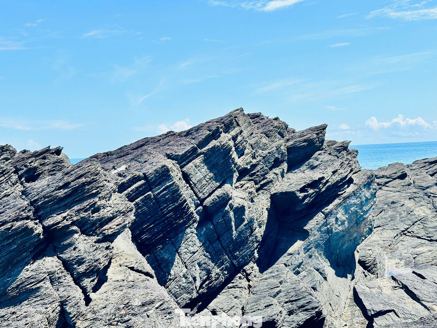 Đá ở Bàn Than có màu đen như đá ở đảo Lý Sơn, Quảng Ngãi, nhưng không phải là đá núi lửa mà là đá gốc hơn 400 triệu năm tuổi, được đẩy nhô lên khỏi mặt biển qua các đợt kiến tạo địa chất.