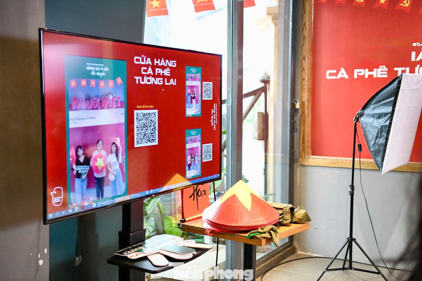 Robot cuối cùng đảm nhiệm vai trò chụp ảnh, ghi lại khoảnh khắc hoàn hảo như một nhiếp ảnh gia chuyên nghiệp.