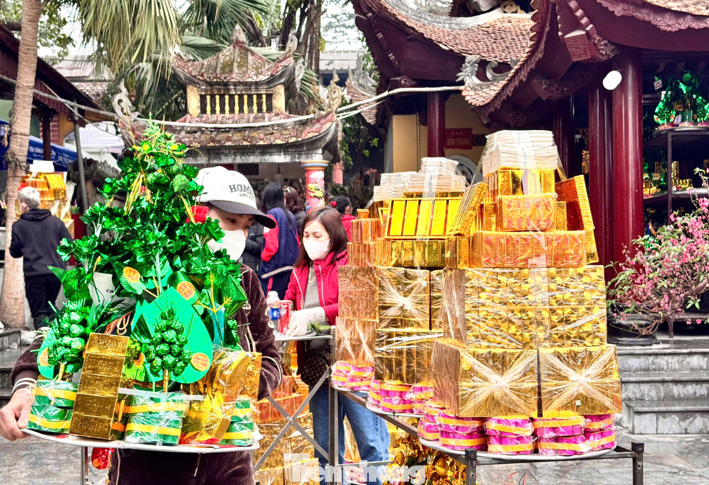 Những mâm lễ thịnh soạn trọn gói bao gồm mâm cỗ, có cả kèm người bưng mâm được các tiểu thương vận chuyển liên tục lên đền.