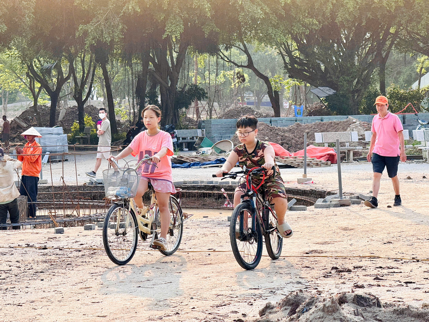 Hiện tại nhiều hạng mục thi công cải tạo công viên Cầu Giấy vẫn còn ngổn ngang, bụi bặm chưa hoàn thiện nhưng vào buổi sáng sớm và chiều muộn, công viên vẫn thu hút hàng trăm người dân đến đi bộ, tập thể dục. Không ít phụ huynh cũng dẫn theo trẻ nhỏ đến vui chơi, đạp xe ngay cạnh công trình đang thi công, tồn tại nhiều nguy cơ gây nguy hiểm, tai nạn.