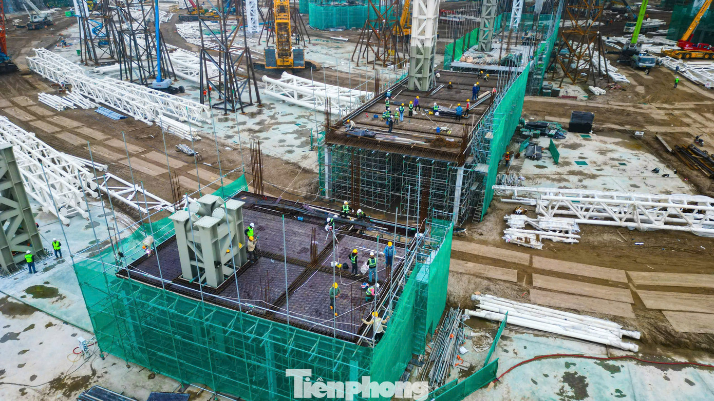 Trung tâm bao gồm công trình triển lãm trong nhà mang hình ảnh Thần Kim Quy với 9 phân khu tổng diện tích hơn 130.000m2, 4 khu công viên triển lãm ngoài trời với tổng quy mô lên đến 20,6ha, 2 nhà triển lãm trong nhà quy mô nhỏ khác cùng các công trình phụ trợ đa dạng… Trung tâm bao gồm công trình triển lãm trong nhà mang hình ảnh Thần Kim Quy với 9 phân khu tổng diện tích hơn 130.000m2, 4 khu công viên triển lãm ngoài trời với tổng quy mô lên đến 20,6ha, 2 nhà triển lãm trong nhà quy mô nhỏ khác cùng các công trình phụ trợ đa dạng…