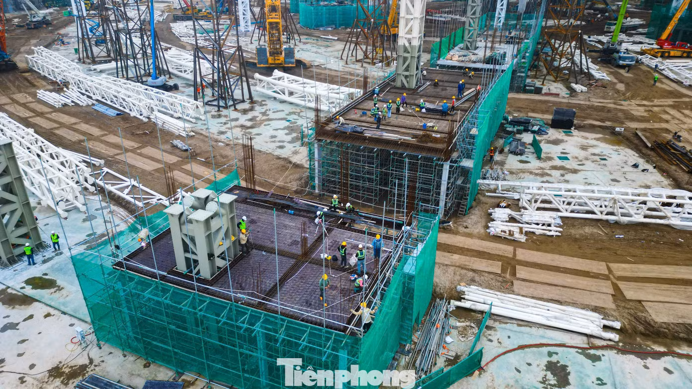 Trung tâm bao gồm công trình triển lãm trong nhà mang hình ảnh Thần Kim Quy với 9 phân khu tổng diện tích hơn 130.000m2, 4 khu công viên triển lãm ngoài trời với tổng quy mô lên đến 20,6ha, 2 nhà triển lãm trong nhà quy mô nhỏ khác cùng các công trình phụ trợ đa dạng…