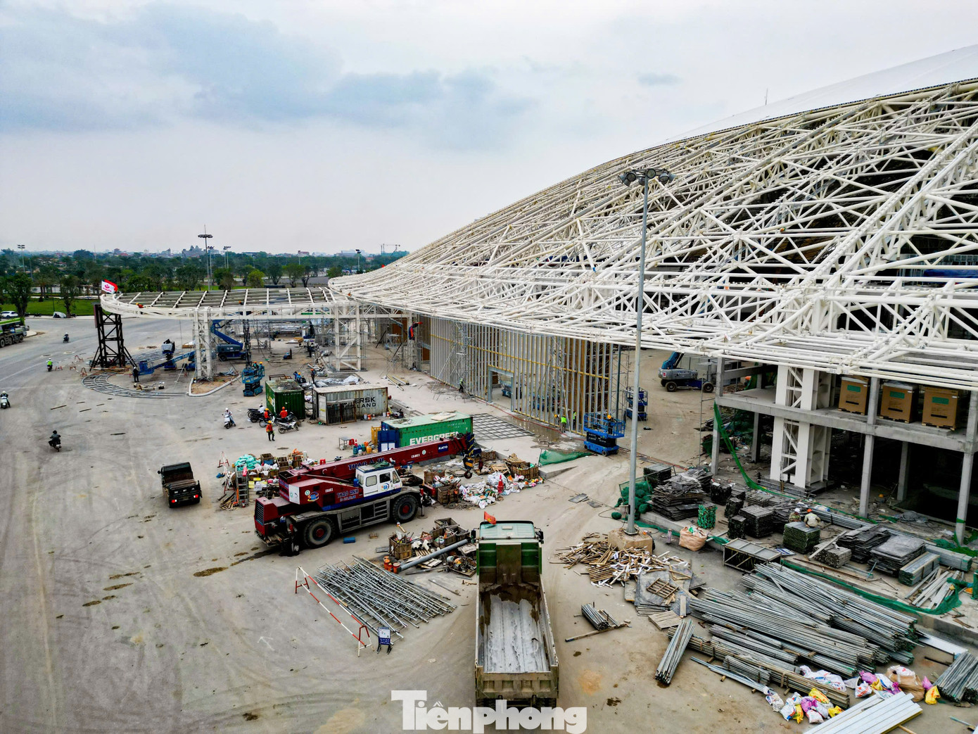 Thời điểm hiện tại, đơn vị thi công đang tích cực triển khai các hạng mục cuối cùng của dự án. Từng hạng mục thi công đang được đẩy nhanh tiến độ, hé lộ diện mạo của một quần thể hội chợ - triển lãm tầm cỡ quốc tế.