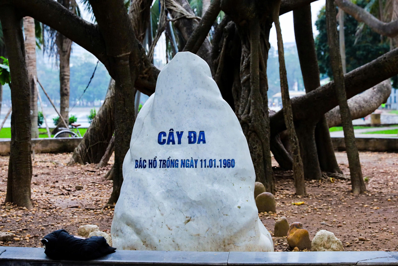 Tên gọi công viên “Thống Nhất” không chỉ đơn thuần là một địa danh, mà là tuyên ngôn sống động về niềm tin và lòng yêu nước. Tượng đài Bác Hồ - Bác Tôn được đặt trang trọng trên đảo Thống Nhất.