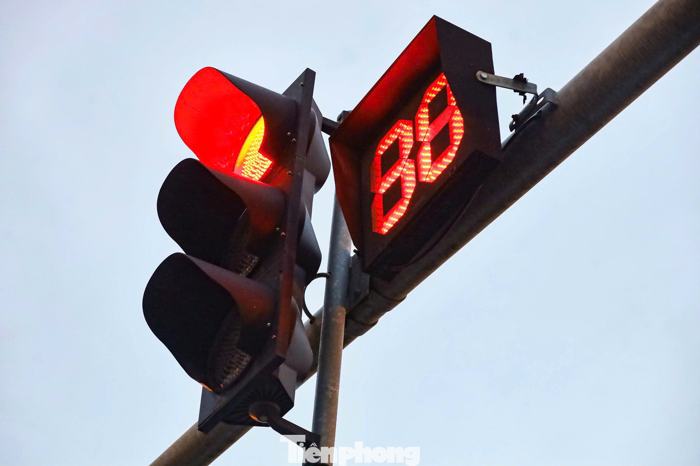 Từ tháng 7/2024, hệ thống đèn tín hiệu giao thông, camera hỗ trợ xử phạt nguội, camera đo tốc độ được Sở Giao thông Hà Nội lắp đặt tại 2 nút giao thông trên đường Phạm Văn Bạch (nút giao Hoàng Quán Chi và ngõ 9) đã chính thức vận hành.