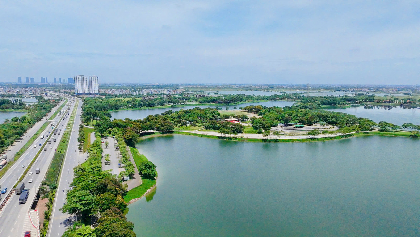 Tổng diện tích của công viên 323 hecta, trong đó phần cây xanh và hồ nước chiếm khoảng 280 hecta. Ngay tại khu vực trung tâm là hồ điều hoà rộng lớn, bốn bề là đồi cỏ, cây cối và lối đi, tạo nên một không gian cực kỳ xanh mát. Tổng diện tích của công viên 323 hecta, trong đó phần cây xanh và hồ nước chiếm khoảng 280 hecta. Ngay tại khu vực trung tâm là hồ điều hoà rộng lớn, bốn bề là đồi cỏ, cây cối và lối đi, tạo nên một không gian cực kỳ xanh mát.