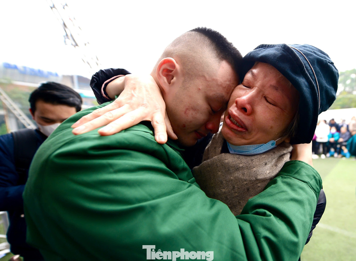 Người mẹ xúc động, bịn rịn ôm chầm lấy con trai.