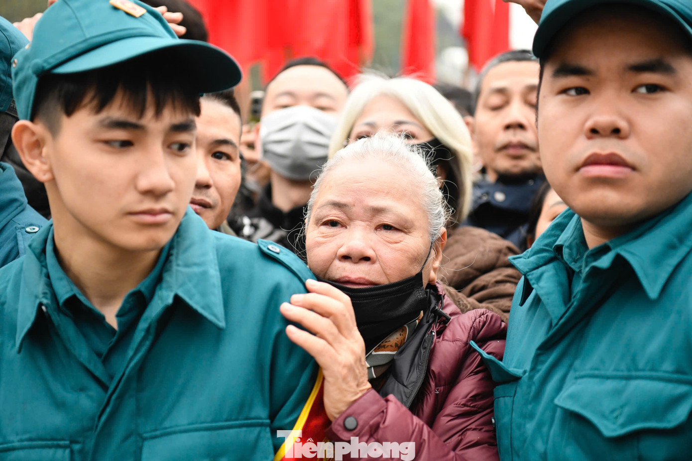 Khoảnh khắc bịn rịn của người thân trước khi chia tay con, em lên đường nhập ngũ.