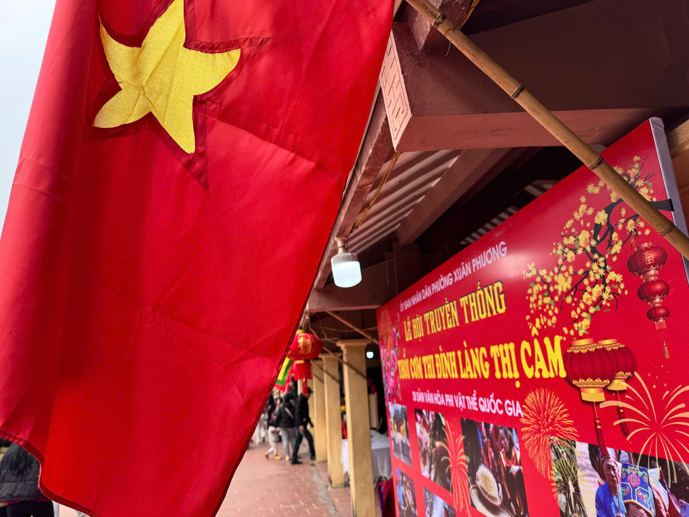 Sáng 5/2 (mùng 8 tháng Giêng), người dân làng Thị Cấm (Xuân Phương, Nam Từ Liêm, Hà Nội) lại tấp nập rủ nhau đến chật kín sân đình xem hội thi nấu cơm làng Thị Cấm. Làng Thị Cấm (nay thuộc phường Xuân Phương, quận Nam Từ Liêm, Hà Nội) có hội thi nấu cơm nhằm tri ân tướng quân Phan Tây Nhạc, một vị tướng từ thời Hùng Vương có công giúp nước. Sáng 5/2 (mùng 8 tháng Giêng), người dân làng Thị Cấm (Xuân Phương, Nam Từ Liêm, Hà Nội) lại tấp nập rủ nhau đến chật kín sân đình xem hội thi nấu cơm làng Thị Cấm. Làng Thị Cấm (nay thuộc phường Xuân Phương, quận Nam Từ Liêm, Hà Nội) có hội thi nấu cơm nhằm tri ân tướng quân Phan Tây Nhạc, một vị tướng từ thời Hùng Vương có công giúp nước.