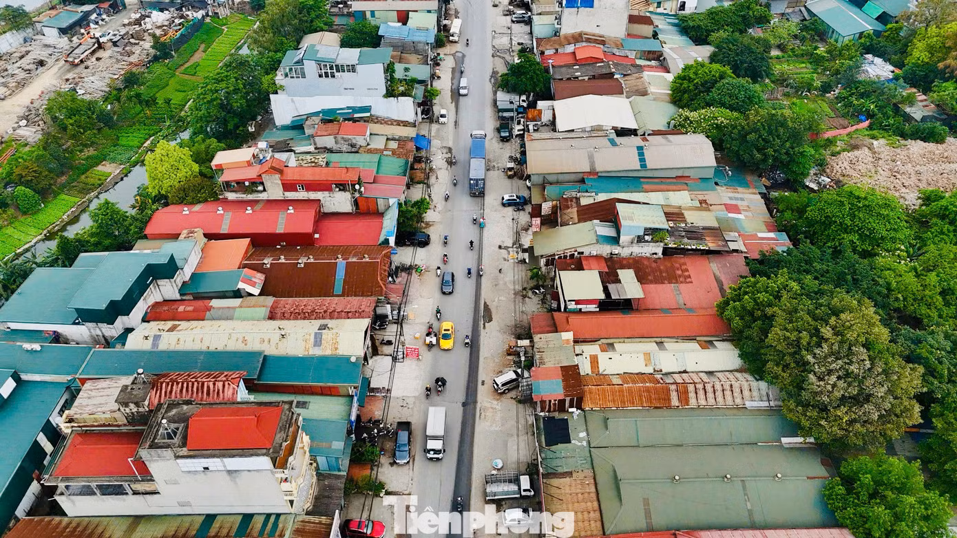 Tháng 7/2024, quận Hoàng Mai bàn giao khoảng 800m mặt bằng sạch cho nhà thầu triển khai thi công dự án. Tuy nhiên, mặt bằng được giao không liền mạch gây nhiều khó khăn cho quá trình triển khai dự án.