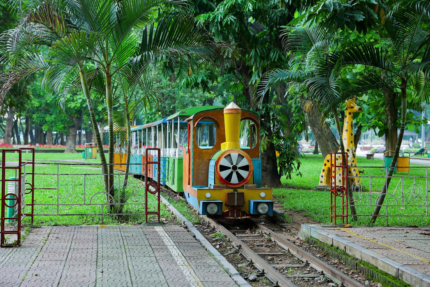 Hệ thống cây xanh được bổ sung và chăm sóc kỹ lưỡng giúp giữ được cảm giác trong lành, dịu mát trong mỗi bước chân.