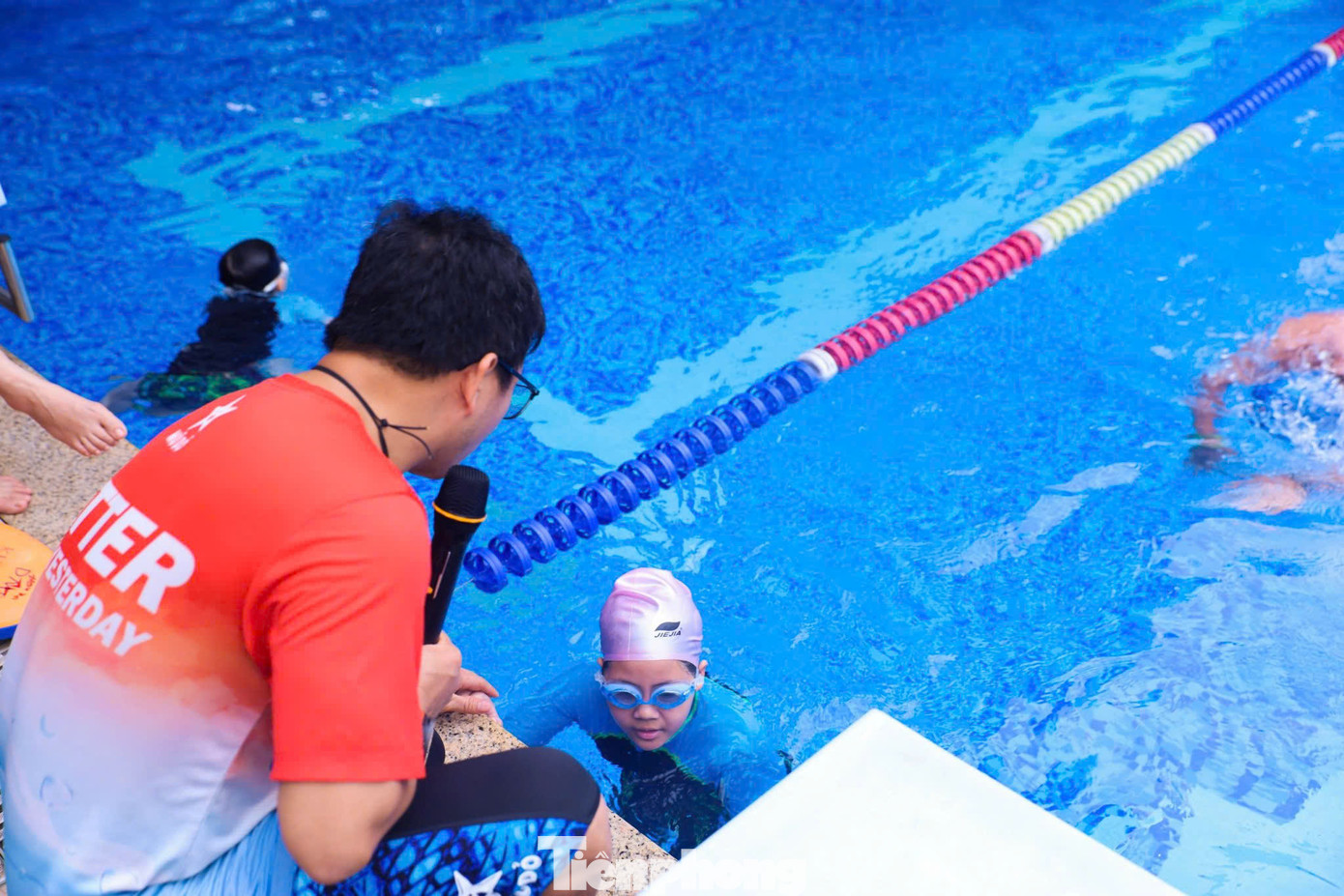 Trước đó thầy dạy bơi của tôi có tặng một chiếc mũ bơi màu đỏ rất đẹp, nên tôi lấy tên Mũ Đỏ đặt cho nhóm. Thầy từng dạy tôi miễn phí, nên tôi cũng theo tôn chỉ đó. Ban đầu nhóm chỉ có 7 bạn mà nửa tháng sau đã tăng gấp ba. Rồi theo thời gian, số bé tham gia Mũ Đỏ ngày một đông. Tính đến nay đội bơi Mũ Đỏ đã có hơn 3.000 thành viên, trong đó có gần 1.000 chiếc mũ đỏ được trao”.