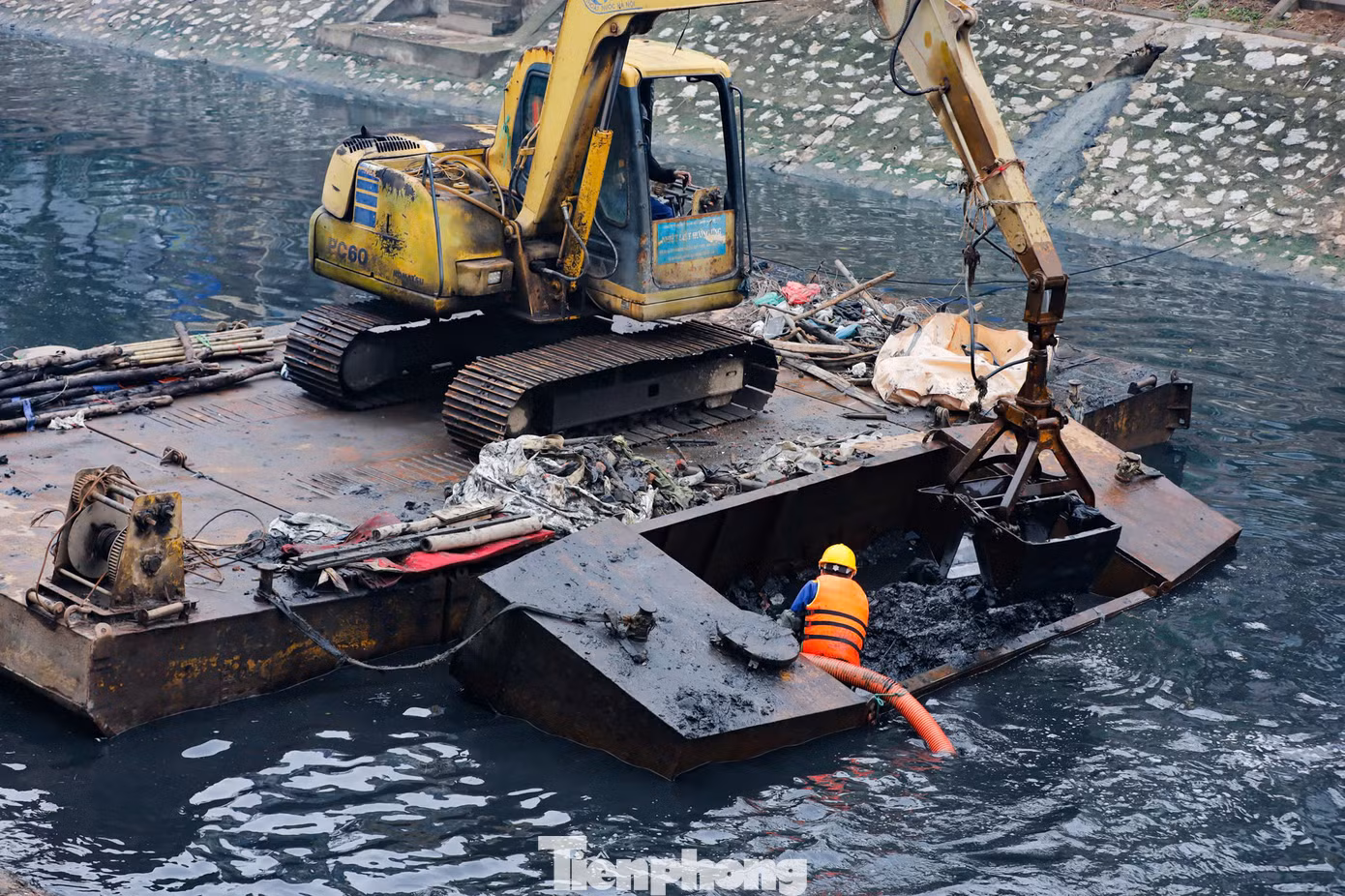 Xí nghiệp Thi công cơ giới xây lắp là đơn vị chủ lực của Công ty, có nhiệm vụ nạo vét hệ thống các ống cống, các sông, hồ... nội đô, trong đó có sông Tô Lịch. Ngay từ sáng sớm, các công nhân điều khiển xe cẩu nạo vét bùn thải trên sông Tô Lịch